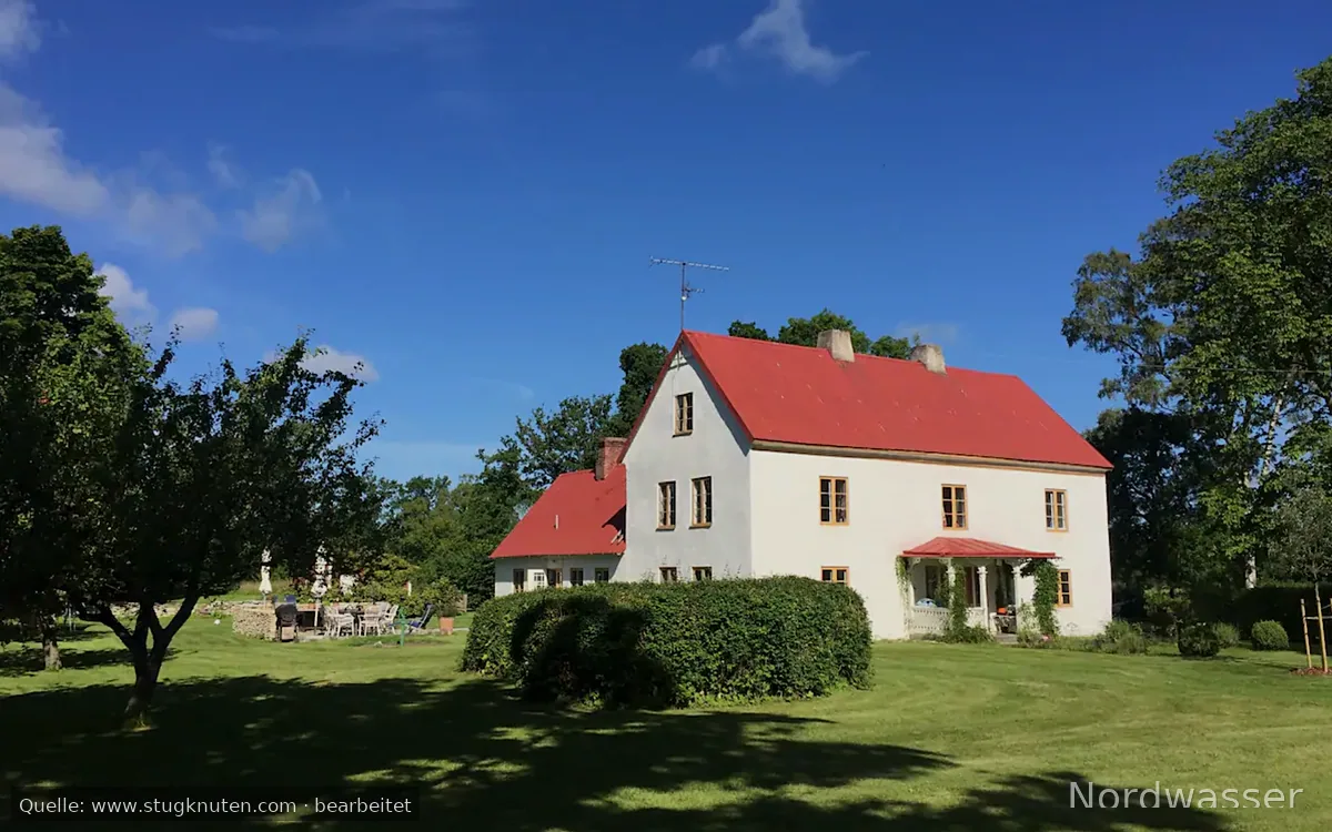 Gotländsk kalkstenhus, vackert beläget på sudret