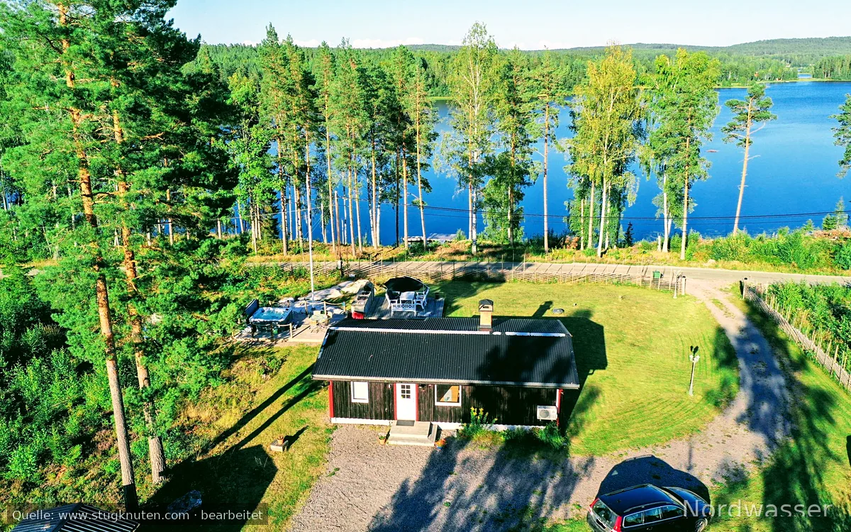 Sjönära stuga med spabad och brygga