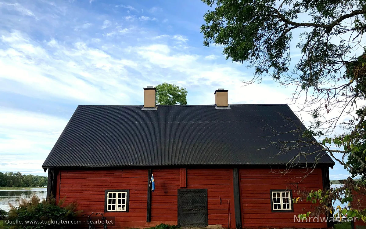 Sjönära stuga i herrgårdsmiljö med egen brygga