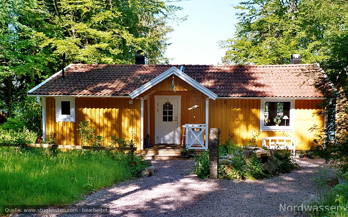 Hus vid sjön med brygga och bastu i Småland