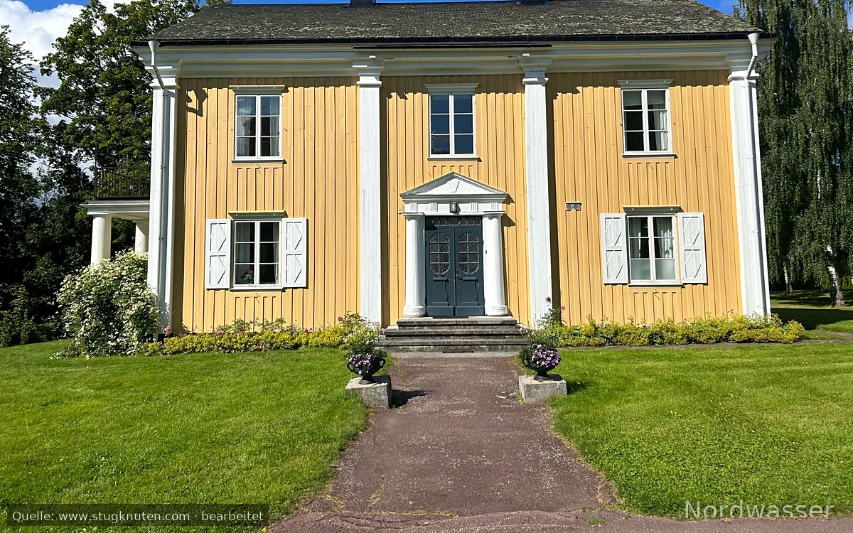 Herrgårdsflygel i blomsterpark (ca 14 pers)