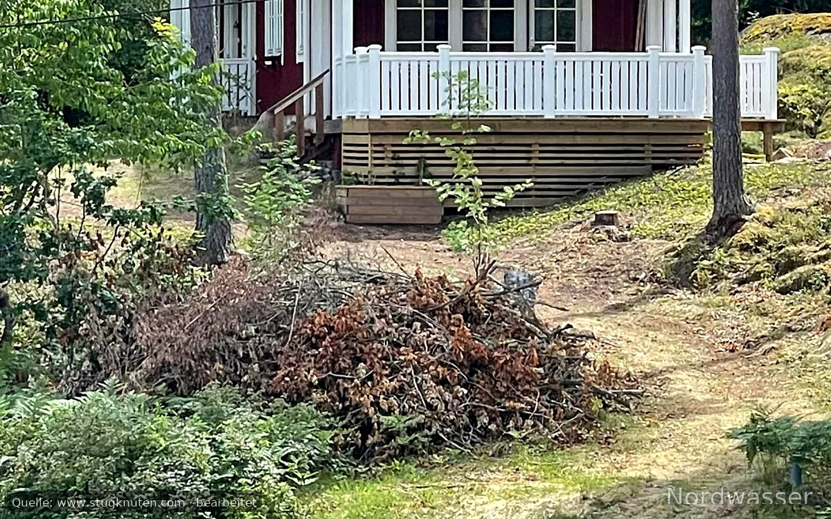 Liten fin stuga vid en vacker sjö