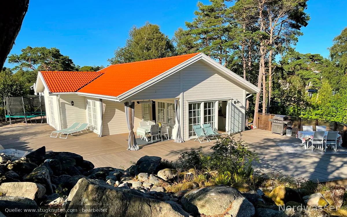 Havsnära sommarhus med stor altan och gäststuga