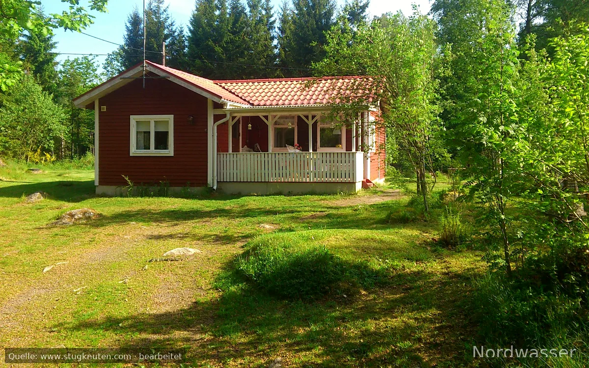 Röda stugan, sjönära med Wi-Fi och roddbåt