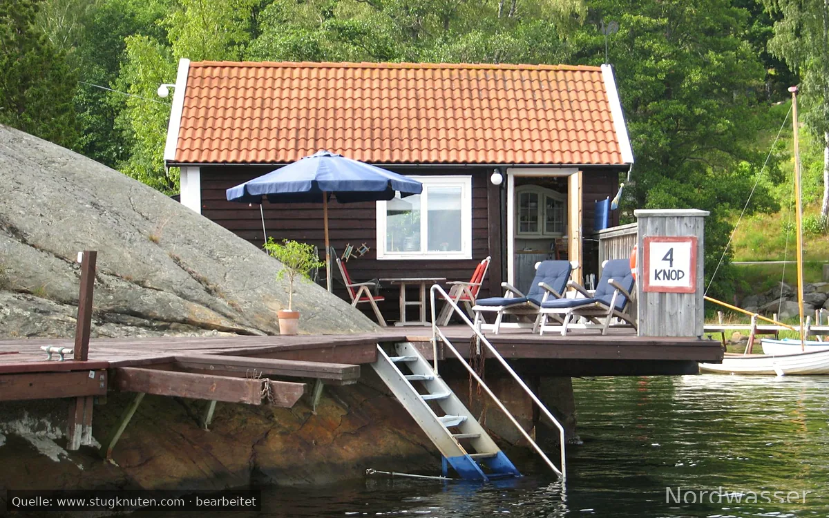 Charmig sjöstuga med eget bryggdäck - unikt läge!