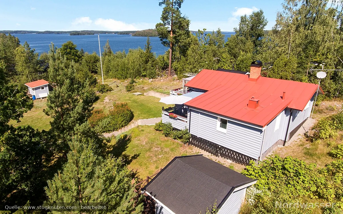 Solig tomt, utsikt över Mälaren och bastu