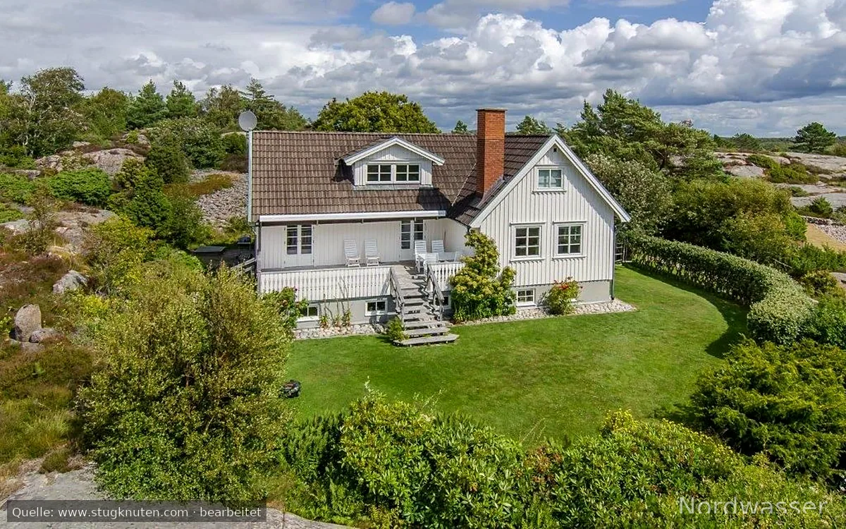 Modernt hus med utsikt mot öppet hav