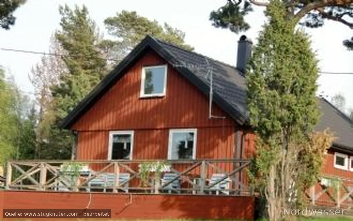 Röd stuga mitt på Utö i Stockholms Skärgård