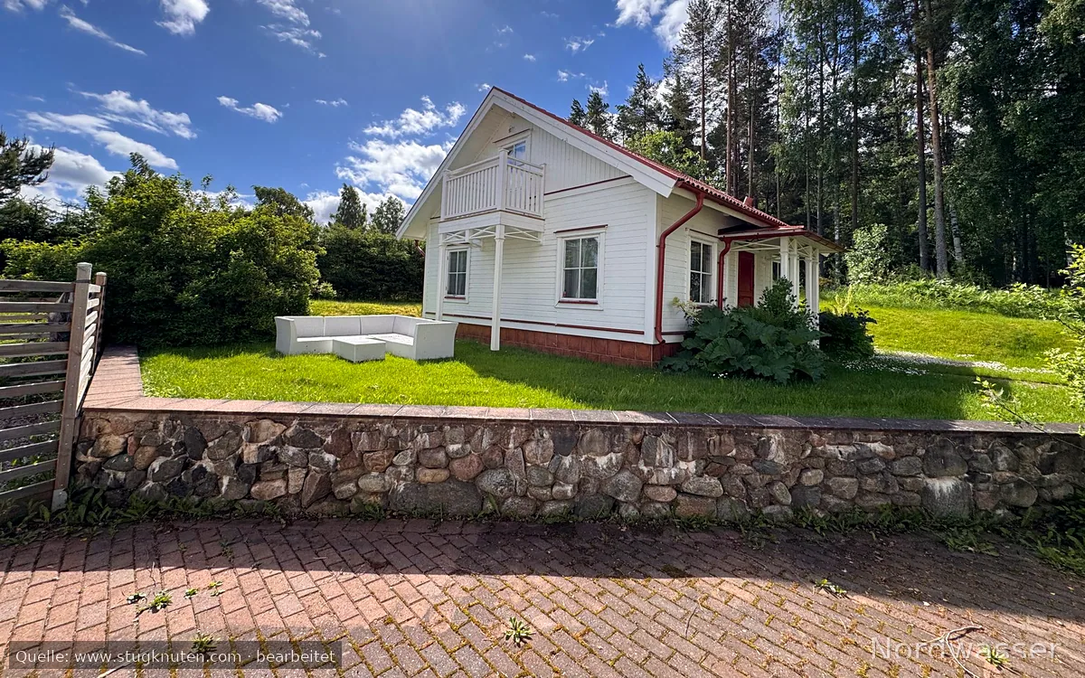 Två gästhus på sjötomt
