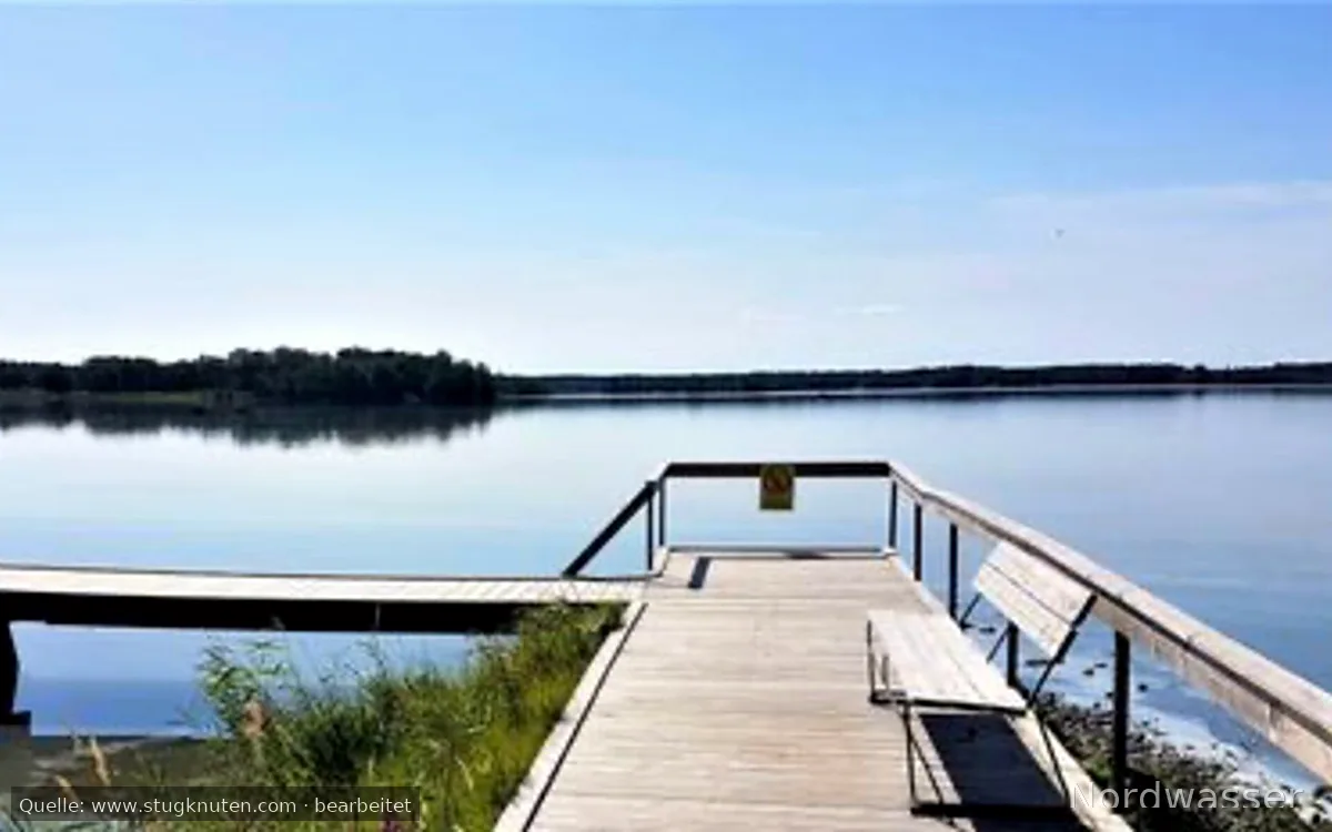 Nyrenoverad stuga nära sjön
