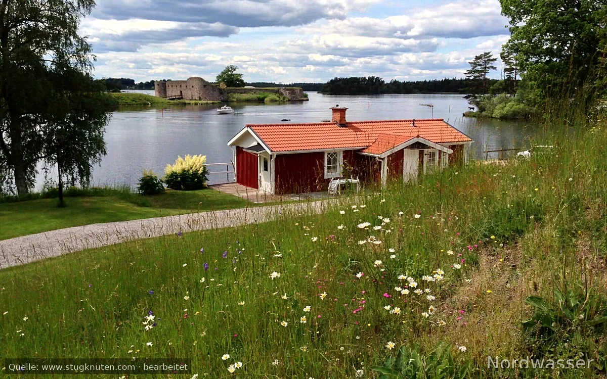 Stuga i naturskönt drömläge på Helgasjöns strand