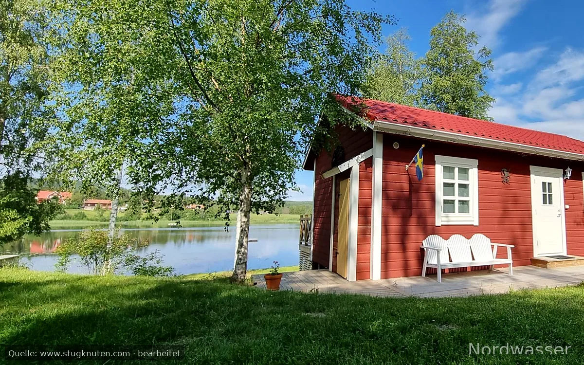 Mysig stuga med strandtomt nära Järvsöbacken