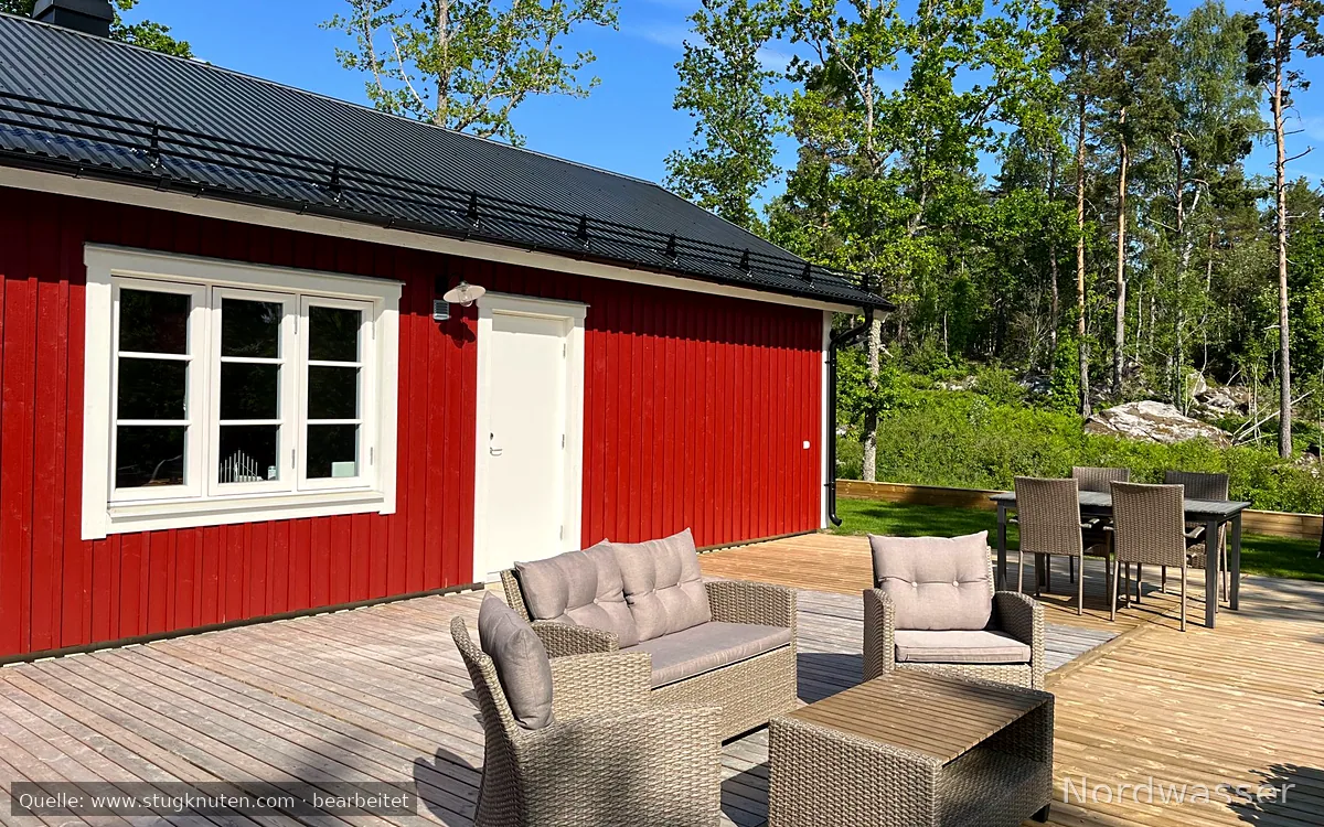 Stuga och bastu med privat badplats