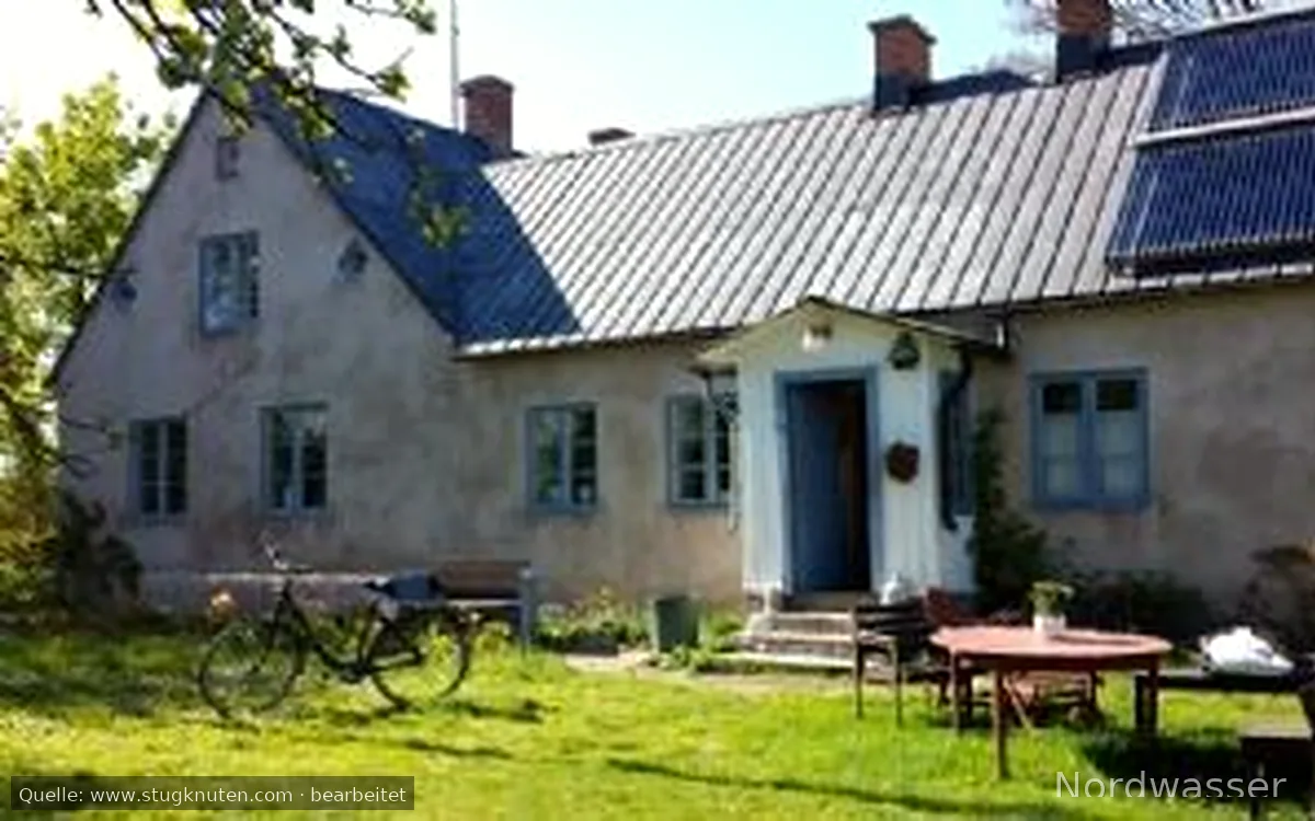 Sommaridylliskt kalkstenshus på storsudret