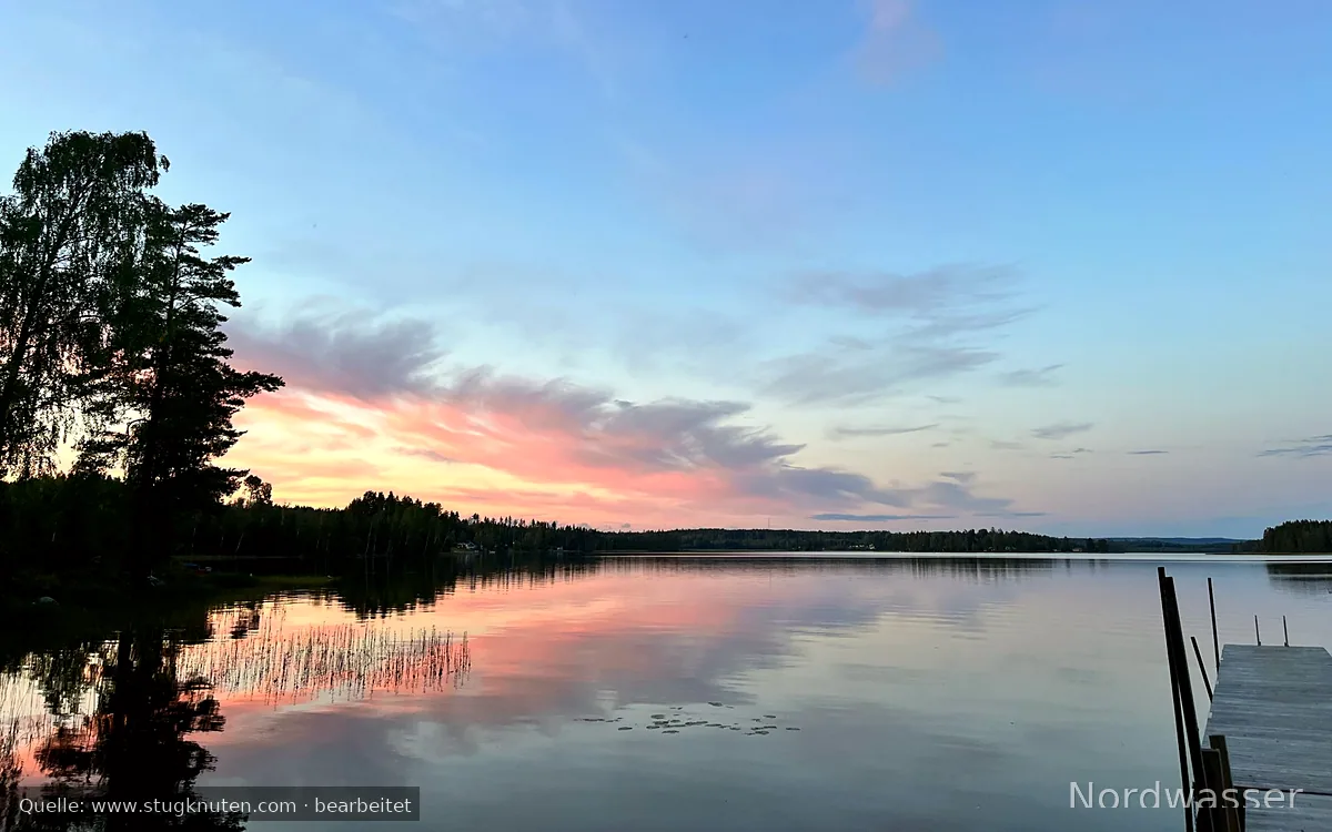Mysig stuga vid sjö