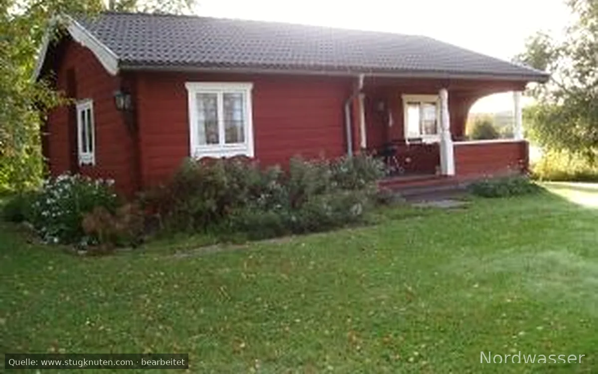 Stuga nära sjö i lantlig miljö