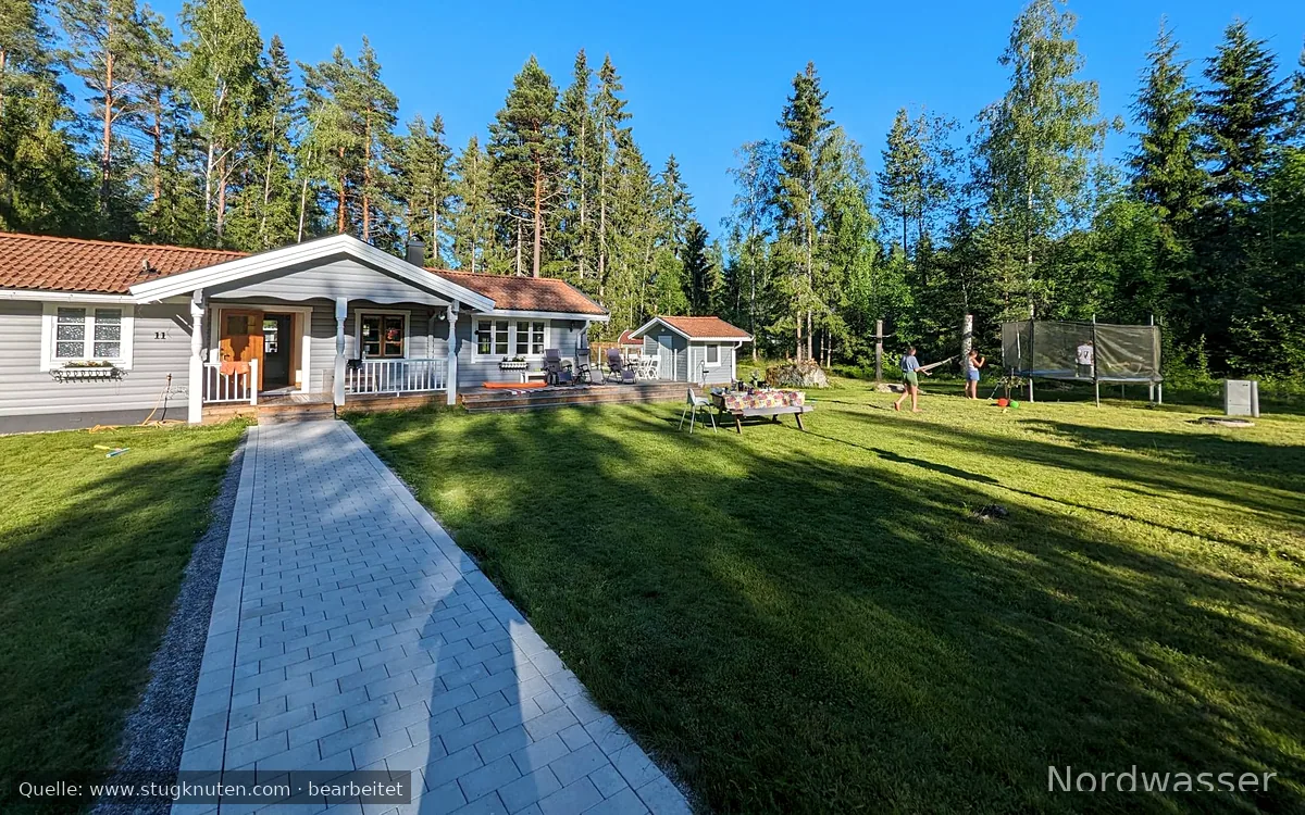 Åretrunt stuga med vedeldad bastu nära strand
