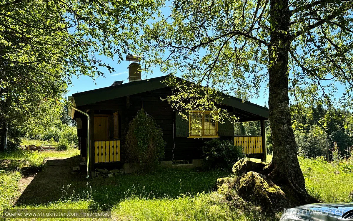 Charmig timmerstuga nära sjö – med båt och terrass