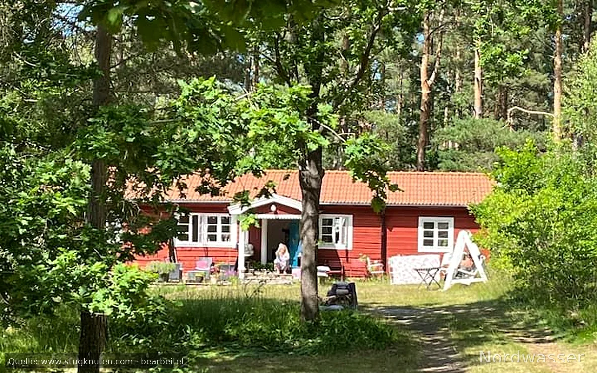 Charmigt sommarhus i Stora Rör – stor naturtomt