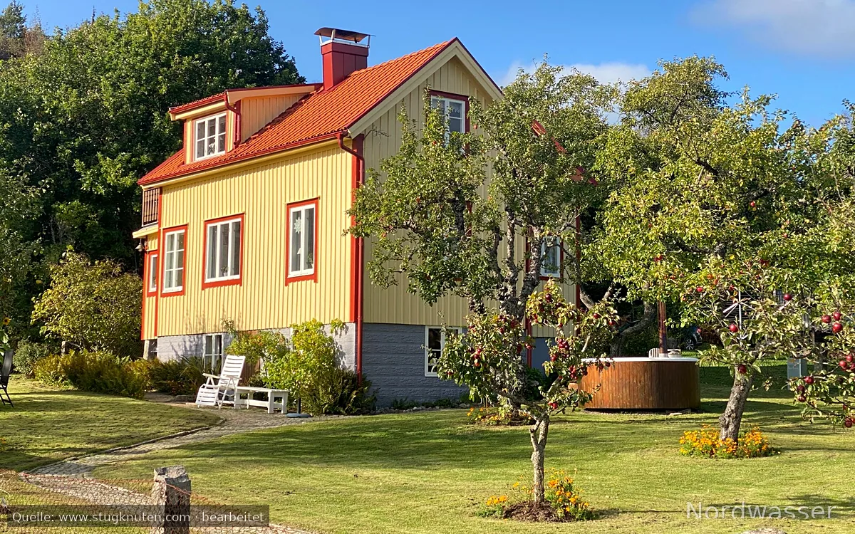 Charmig gammal stenhuggarbostad vid Åbyfjorden